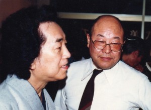 ありし日の早乙女氏(左)と「週刊小説」編集長時代の筆者