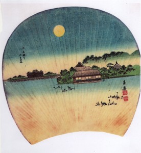 秋ということで「月」が描かれている団扇（うちわ）絵を。これは上野・不忍池。池の中の中の蓮はすでに枯れている。夜空には玉子の黄身のような月が。