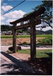 岩尾神社の石の鳥居。石工の見事な技術が冴えています。