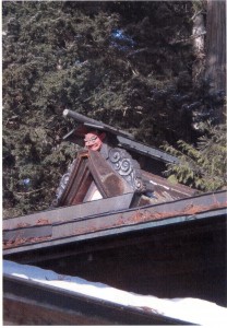 若一王子神社の茅葺き大屋根のてっぺんで睨みをきかせる赤鬼がいた。