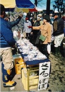 一宮神社の雪季市で「さるぼぼ」を売っていた。昔のお守りみたいなものかしら？
