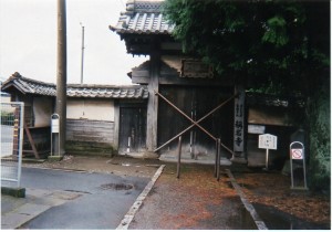 結城市にある称名寺のハリツケにされた門前の姿である。