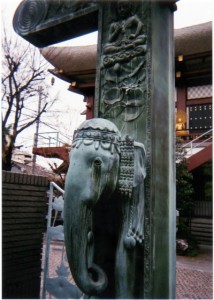 考えごとをするために彷徨った末の光照山真了寺の山門の象さんです。品川区