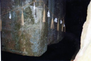 「石の宝殿　鎮の石室」　石が水に浮いて見える。恐いような奇妙な気分になる。
